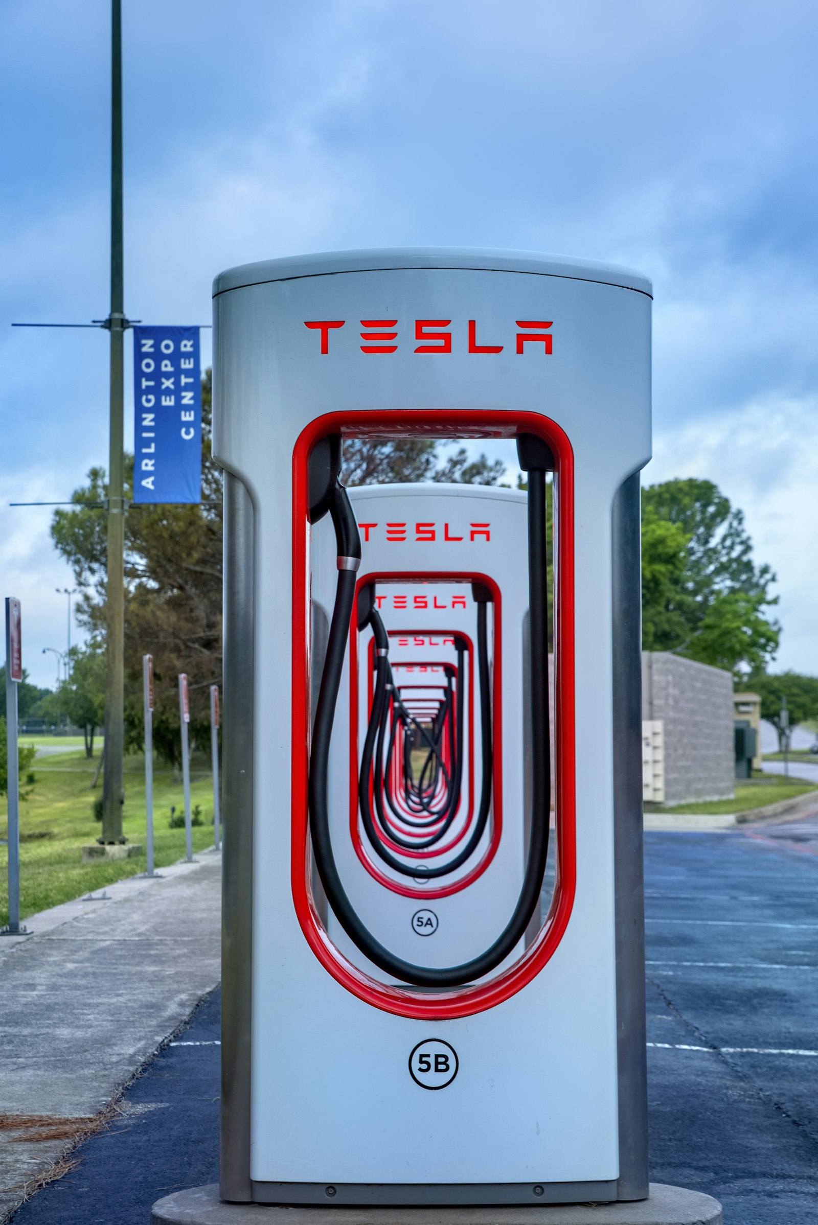 Tesla Supercharger-ladestolper langs vei